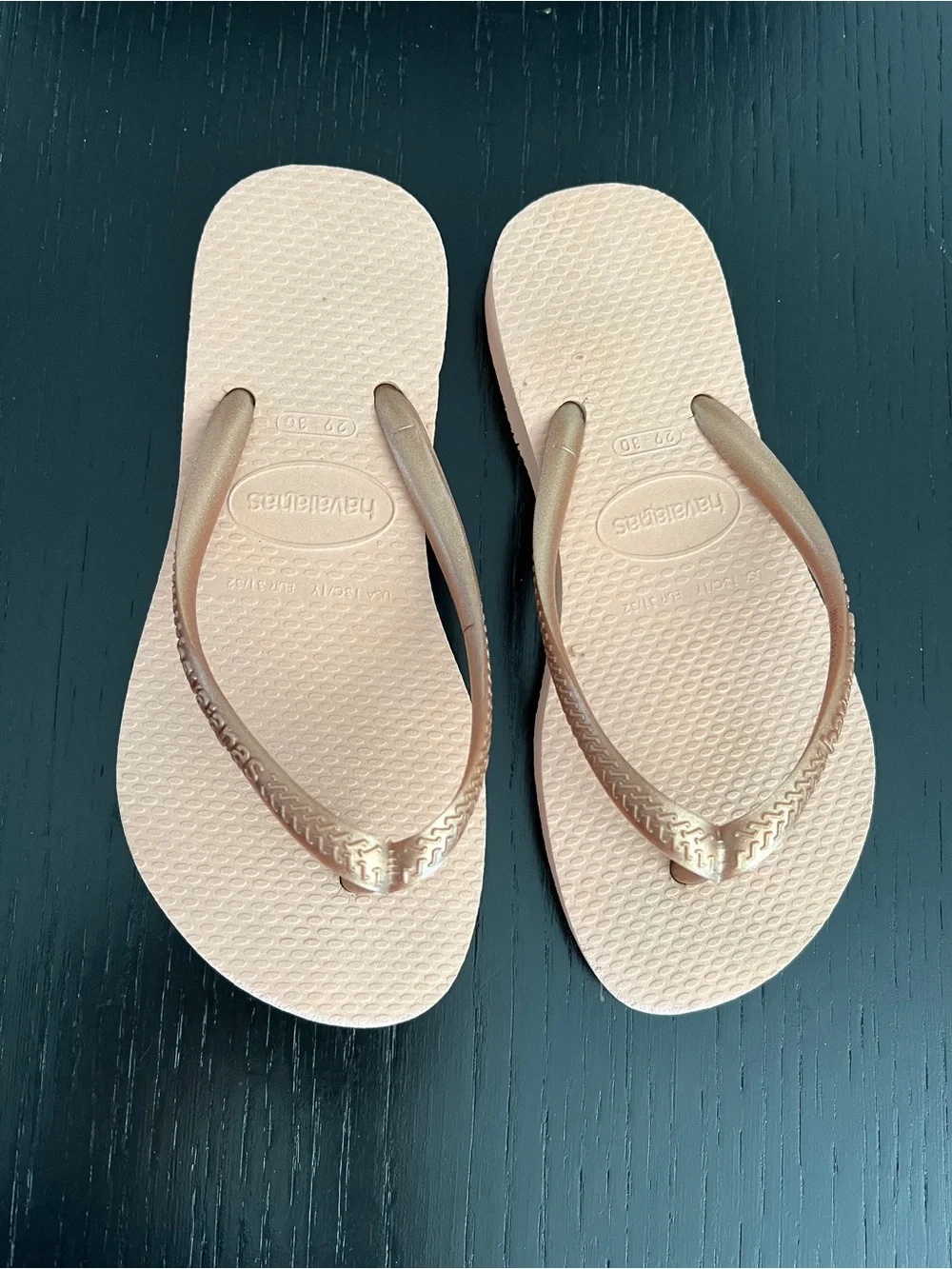 EUC Havaianas Flip Flops Pale Pink with Metallic Rose Gold Straps Kids sz 29/0
